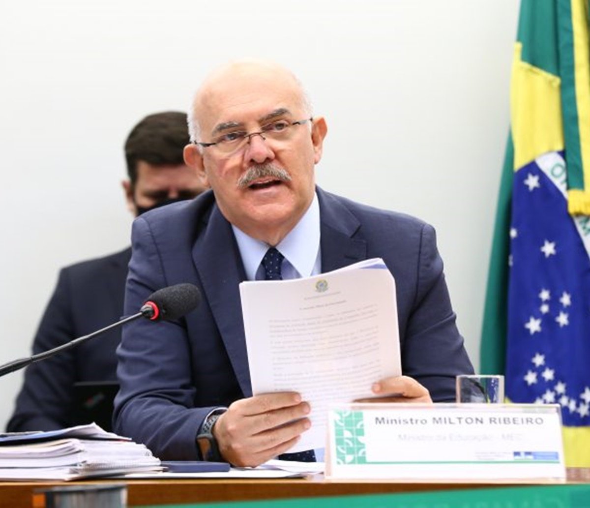 PF abre inquérito para investigar ministro da Educação