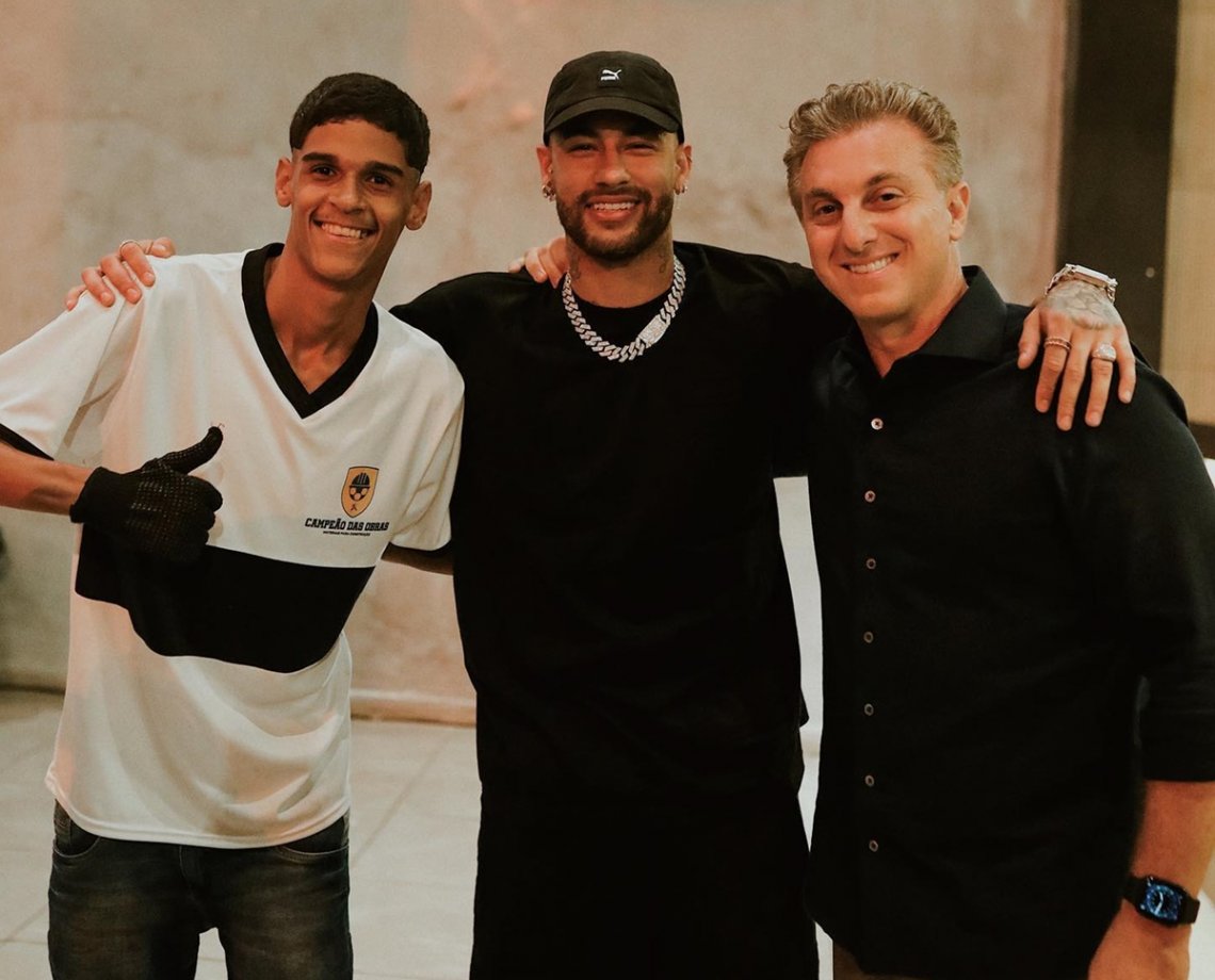 Receba! Fenômeno nas redes sociais, Luva de Pedreiro tem encontro com Neymar