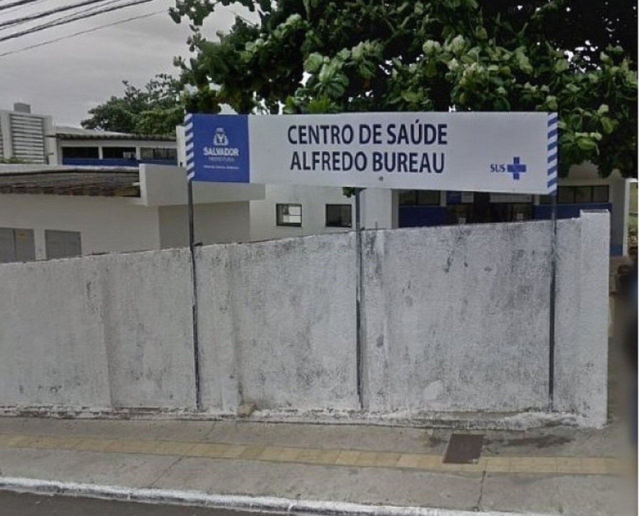 Encapuzados disparam tiros, matam homem e uma adolescente e deixam menina de 5 anos ferida, na Boca do Rio 