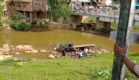 VÍDEO: caminhão perde força ao subir ladeira, volta de ré e acaba dentro de rio na Bahia