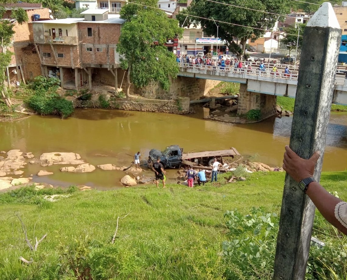 VÍDEO: caminhão perde força ao subir ladeira, volta de ré e acaba dentro de rio na Bahia