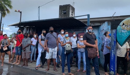 Pontos de ônibus lotados e passageiros chateados são reflexos de assembleias dos rodoviários, em Salvador