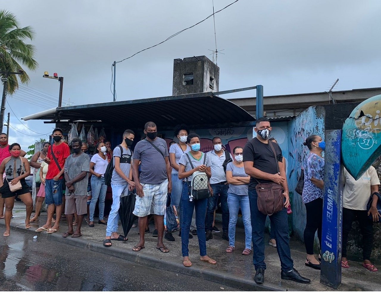 Pontos de ônibus lotados e passageiros chateados são reflexos de assembleias dos rodoviários, em Salvador