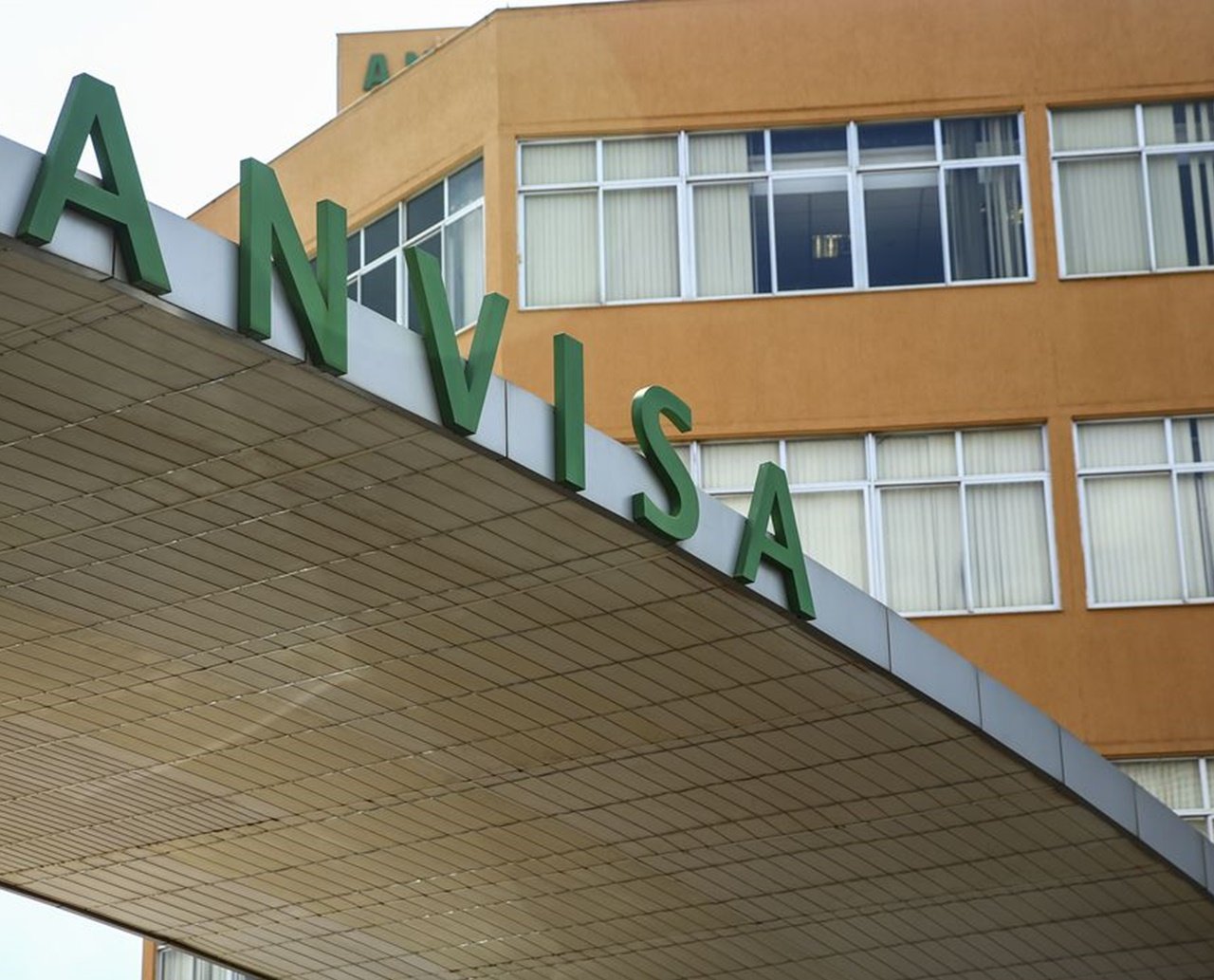 Anvisa recomenda revisão de restrições para entrada de viajantes no Brasil; vacina deve ser comprovada 