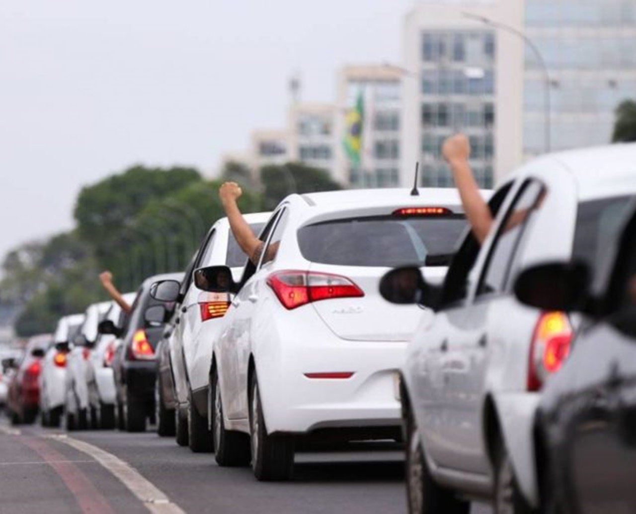 Em mobilização nacional, motoristas de aplicativo fazem protesto e pedem reajuste no valor das corridas