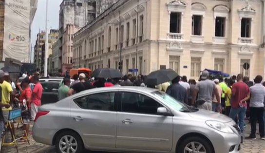 Agentes da Guarda Civil Municipal de Salvador fazem um protesto em frente à sede da prefeitura; assista