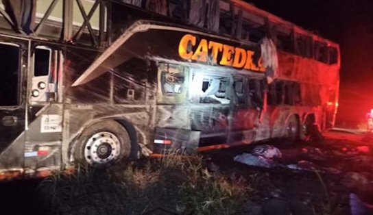 Pelo menos quatro pessoas morrem após ônibus tombar na BR-020, no Oeste da Bahia