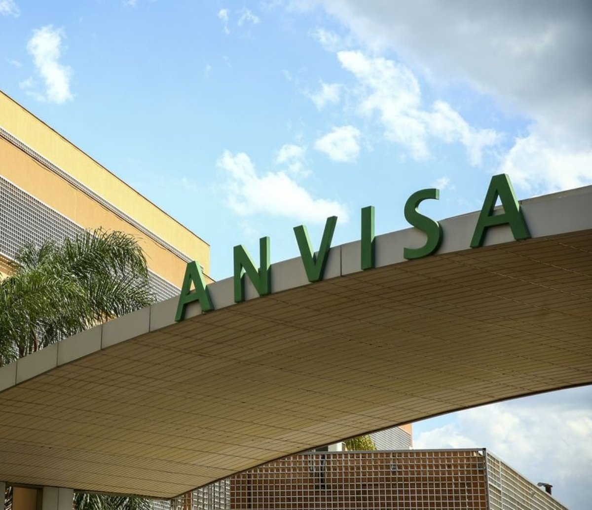 Anvisa suspende uso emergencial de dois medicamentos contra Covid-19