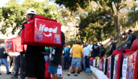 "Não vamos deixar sair nenhum pedido"; entregadores que atuam por aplicativos anunciam greve nacional no dia 1º de abril