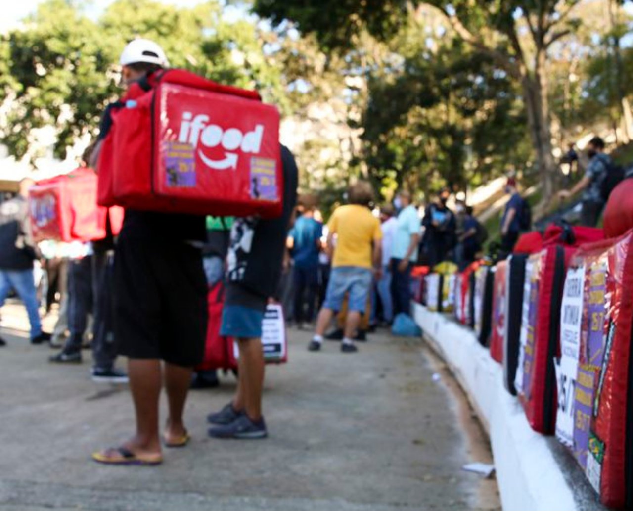 "Não vamos deixar sair nenhum pedido"; entregadores que atuam por aplicativos anunciam greve nacional no dia 1º de abril