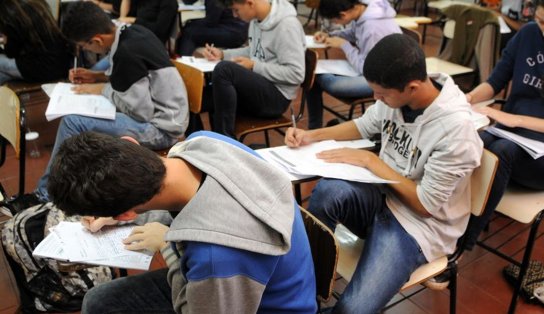 Polícia identifica suspeito de roubo contra universitária e nega assalto dentro de sala de aula; "fake news"