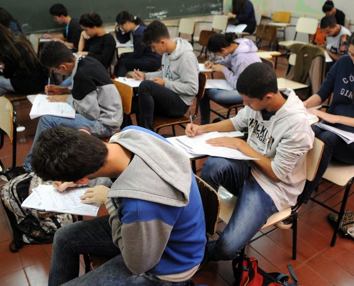 Polícia identifica suspeito de roubo contra universitária e nega assalto dentro de sala de aula; "fake news"