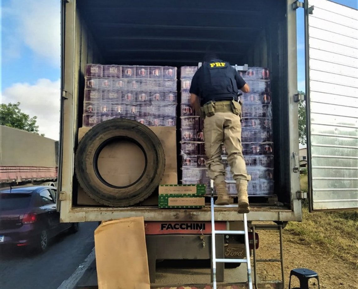 Macarrão com Cerveja: carga sem nota fiscal transportada em caminhão-baú é  apreendida na BR-242