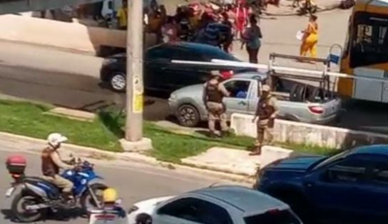 Manifestantes bloqueiam Avenida Paralela e pedem vaga para criança em unidade de saúde; veja vídeo