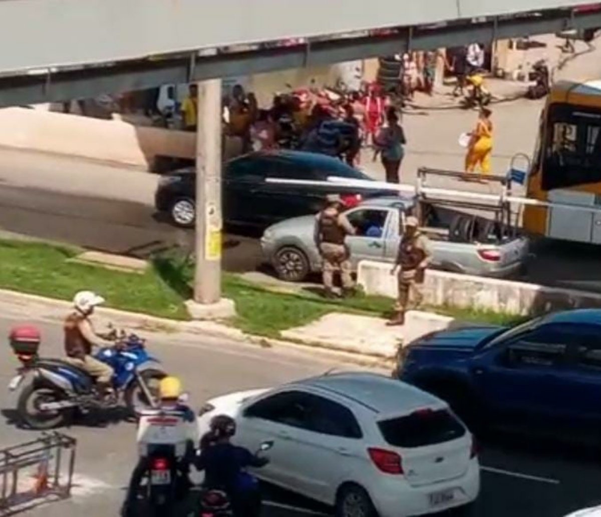 Manifestantes bloqueiam Avenida Paralela e pedem vaga para criança em unidade de saúde; veja vídeo