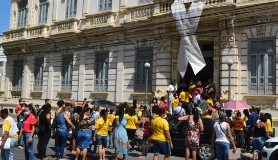 VIDEO: Professores invadem prefeitura de Feira de Santana e são retirados com extintores de incêndio