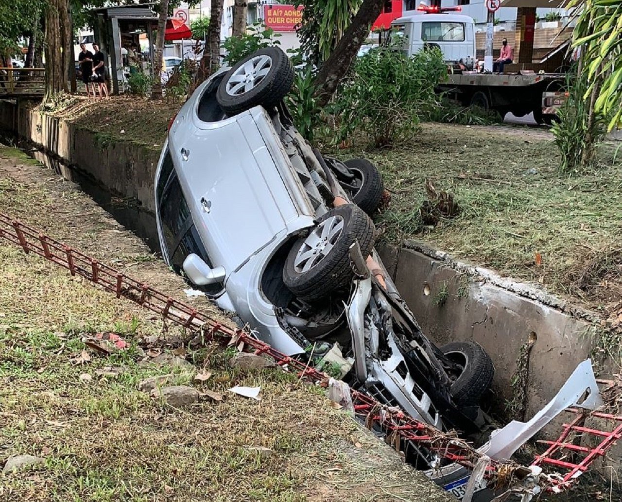 Motorista sofre ferimentos graves após perder controle da direção e carro cair em vala na Pituba