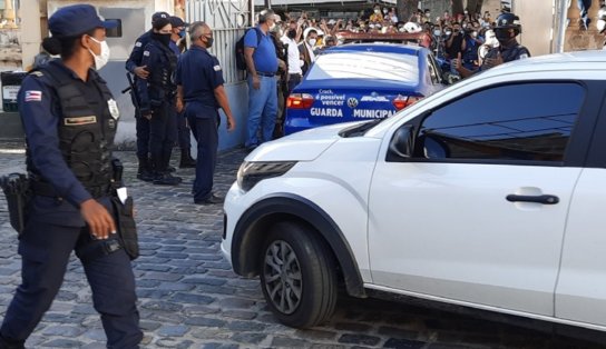 Professores desocupam Prefeitura de Feira de Santana após ordem de Justiça