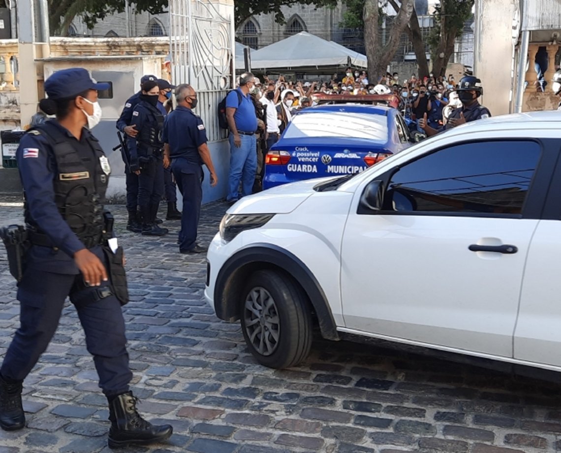 Professores desocupam Prefeitura de Feira de Santana após ordem de Justiça