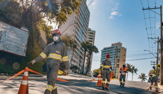 Coelba retira postes de circuito do carnaval e instala rede elétrica subterrânea 