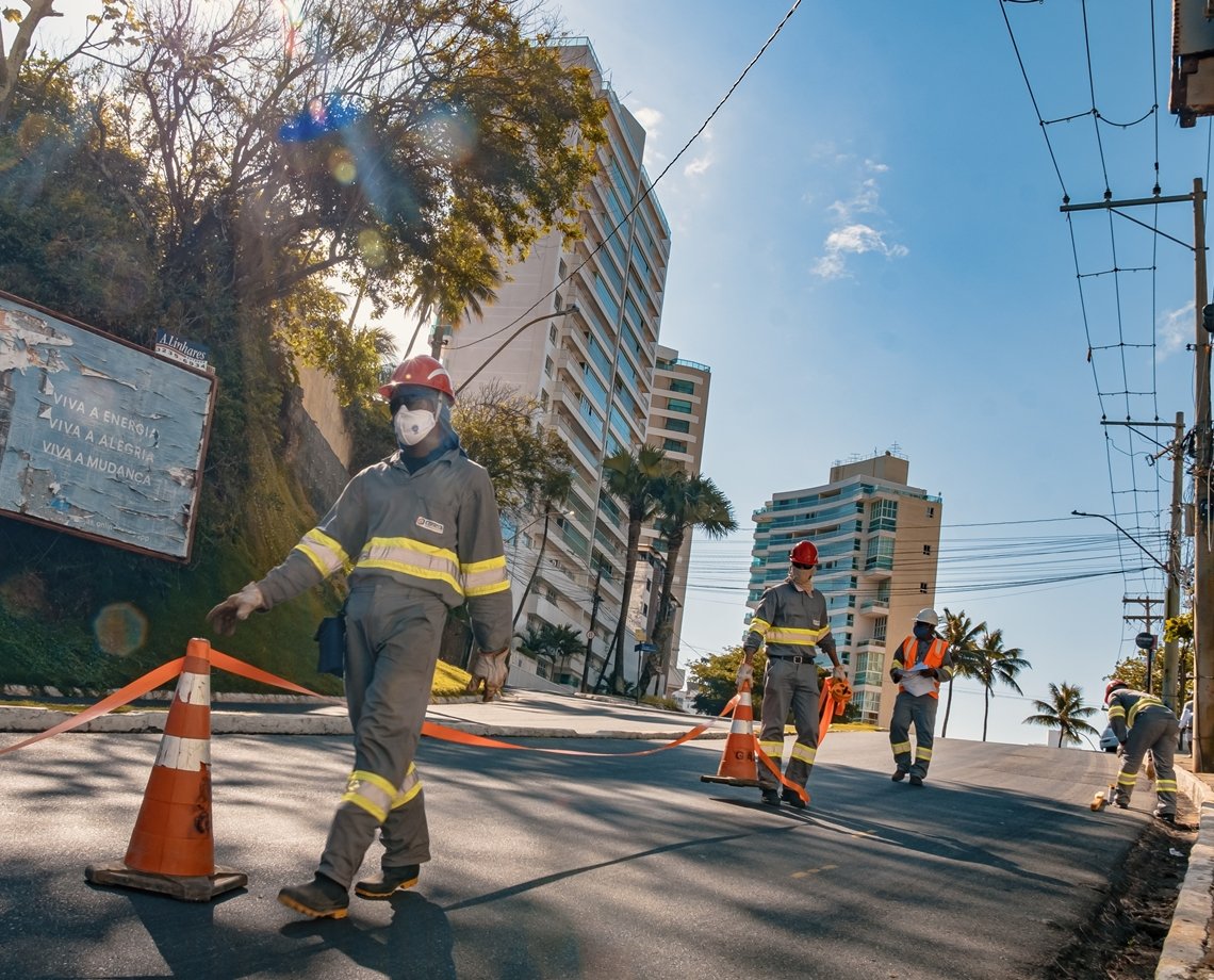 Coelba retira postes de circuito do carnaval e instala rede elétrica subterrânea 