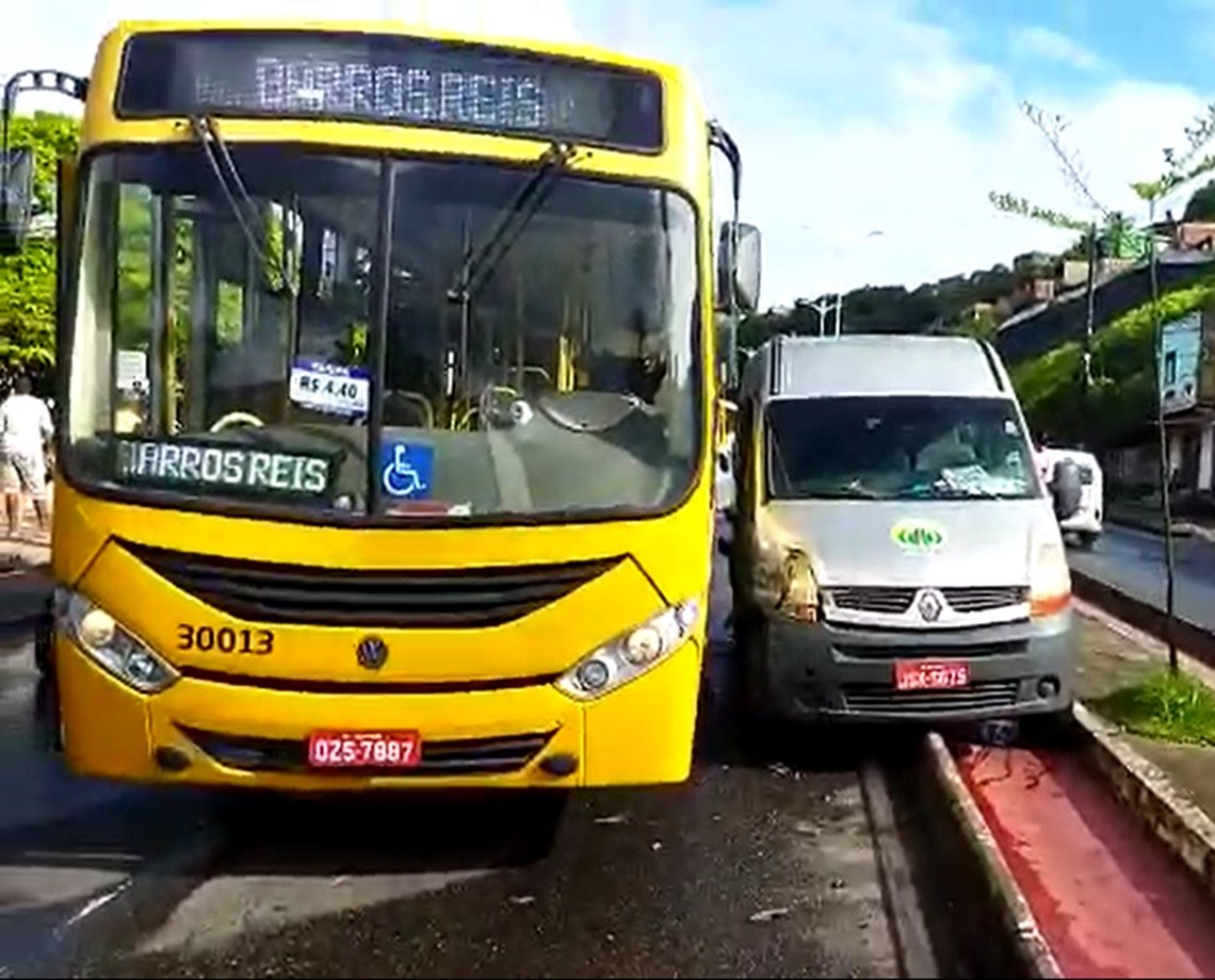 VÍDEO: Acidente entre van e ônibus deixa trânsito lento na Suburbana na manhã deste sábado