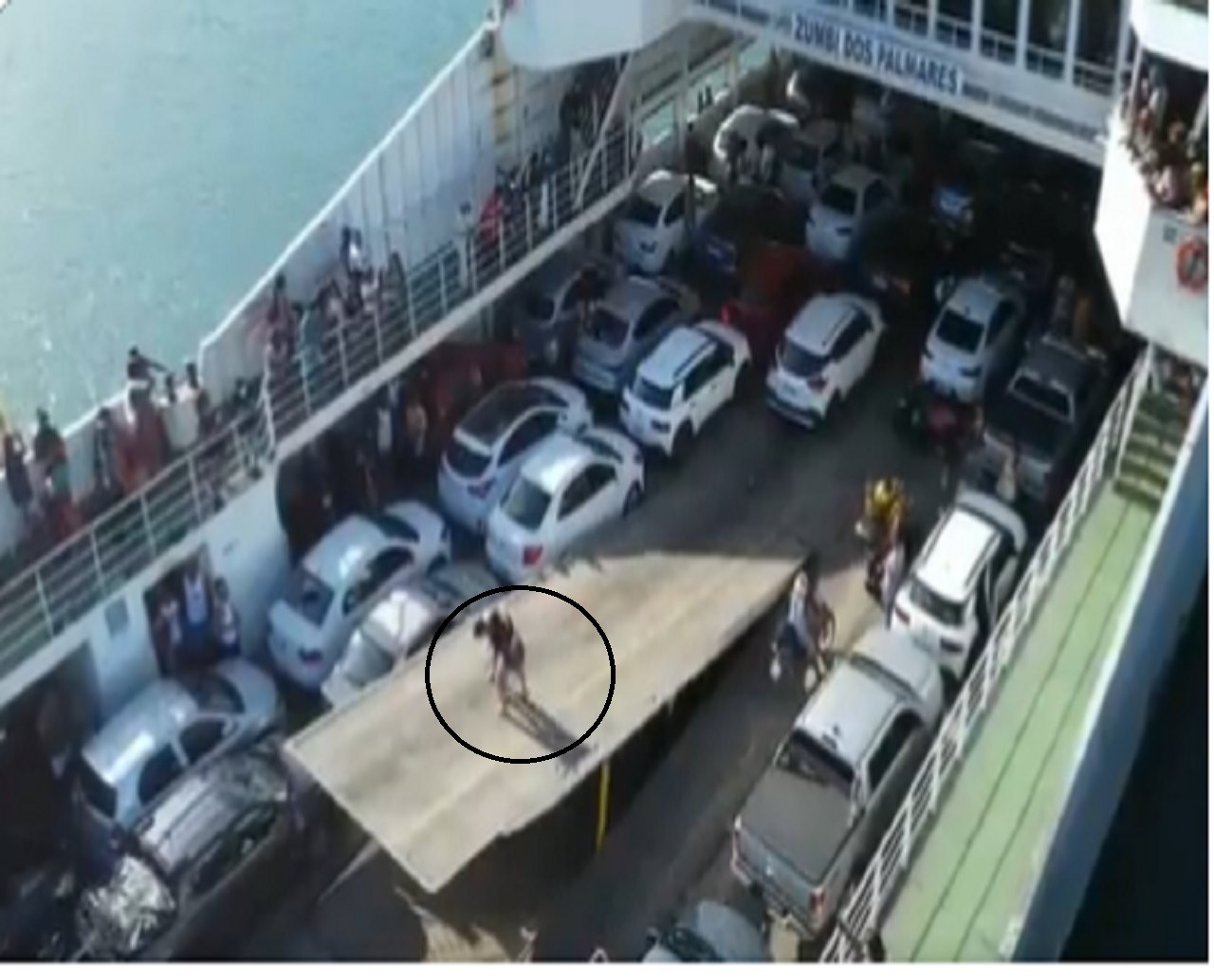 Drone flagra confusão entre casal dentro de embarcação do sistema ferry-boat; confira imagens 