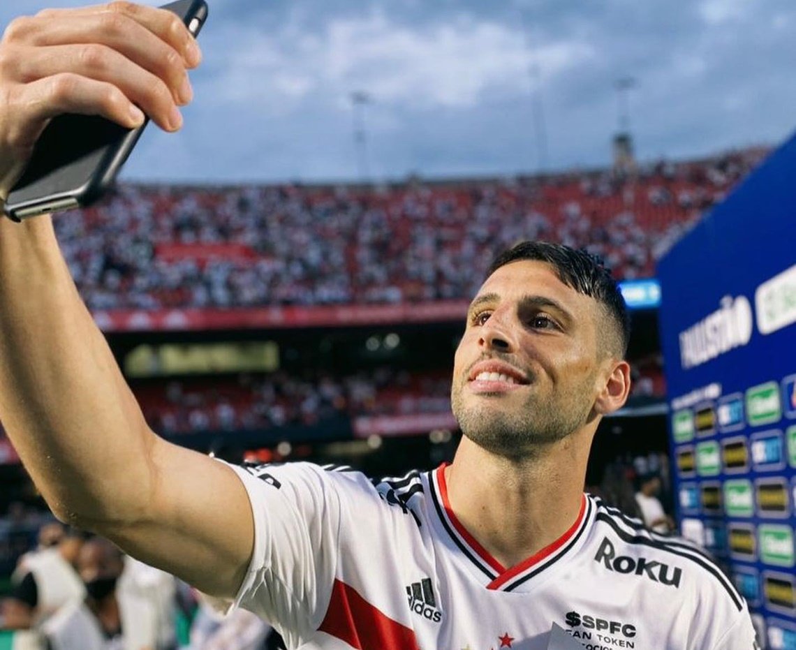 Após perder feio em campo, atacante Calleri, do São Paulo, derruba celular de torcedor palmereinse; "Cabeça quente" 