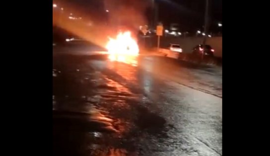 Viatura da Guarda Municipal pega fogo e tem perda total, em Salvador; assista ao vídeo