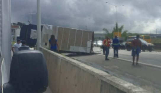 Caminhão tomba, atinge outros carros e congestiona trânsito na BR-324, em trecho de Salvador 