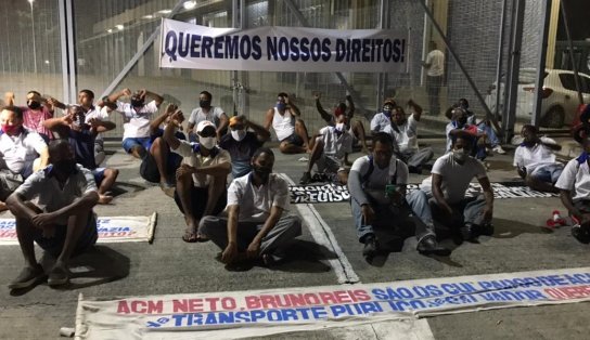 Ex-funcionários da CSN fazem manifestação em frente à Estação Acesso Norte