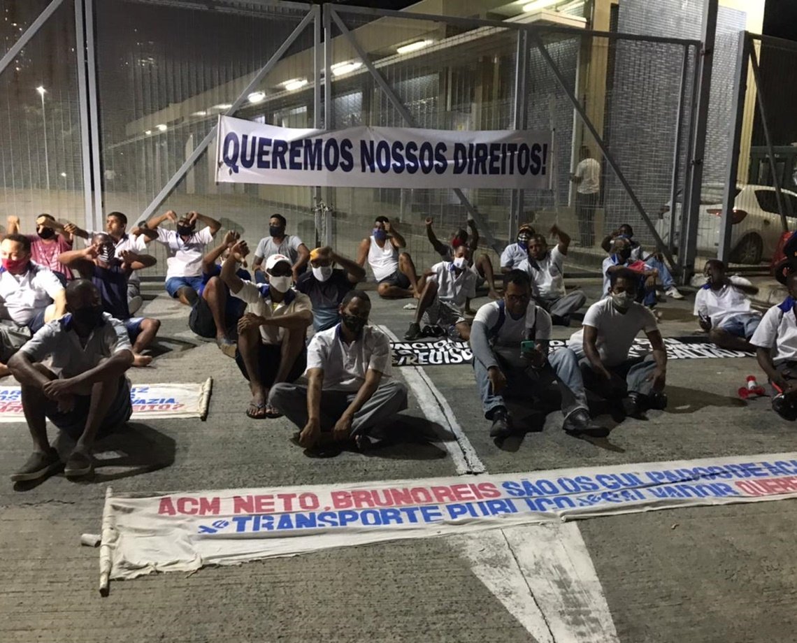 Ex-funcionários da CSN fazem manifestação em frente à Estação Acesso Norte