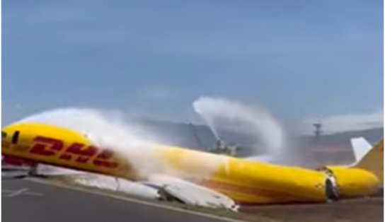 Susto! Avião se parte ao meio durante pouso de emergência na Costa Rica; veja vídeo 