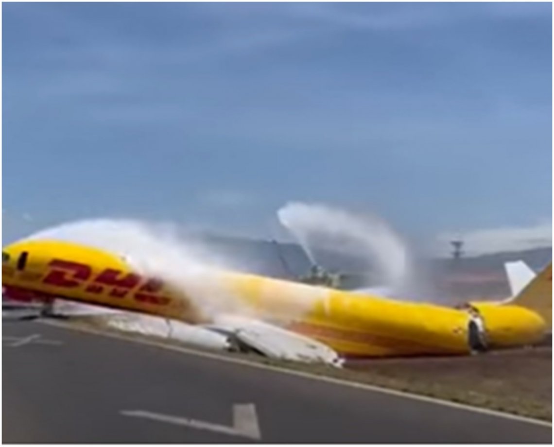 Susto! Avião se parte ao meio durante pouso de emergência na Costa Rica; veja vídeo