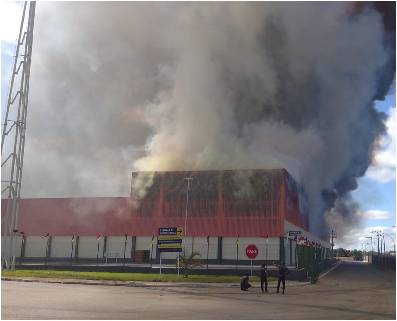 Correria após incêndio em supermercado na Bahia e vídeos mostram desespero; assista  