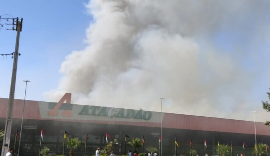 Mais de 24 horas: bombeiros seguem atuando para conter pontos de fogo em supermercado de Vitória da Conquista