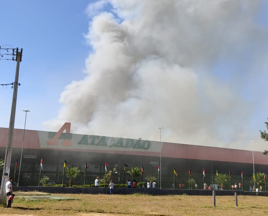 Mais de 24 horas: bombeiros seguem atuando para conter pontos de fogo em supermercado de Vitória da Conquista