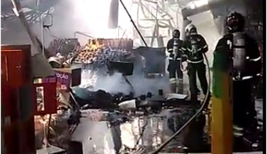 3º dia: Bombeiros seguem no combate às chamas em supermercado atacadista no sudoeste da Bahia; assista 