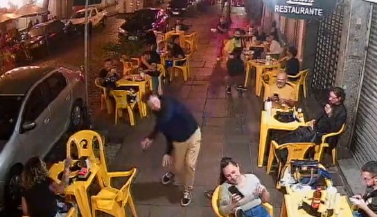 Homem viraliza após ser atacado por barata em bar; câmera de segurança registrou tudo  