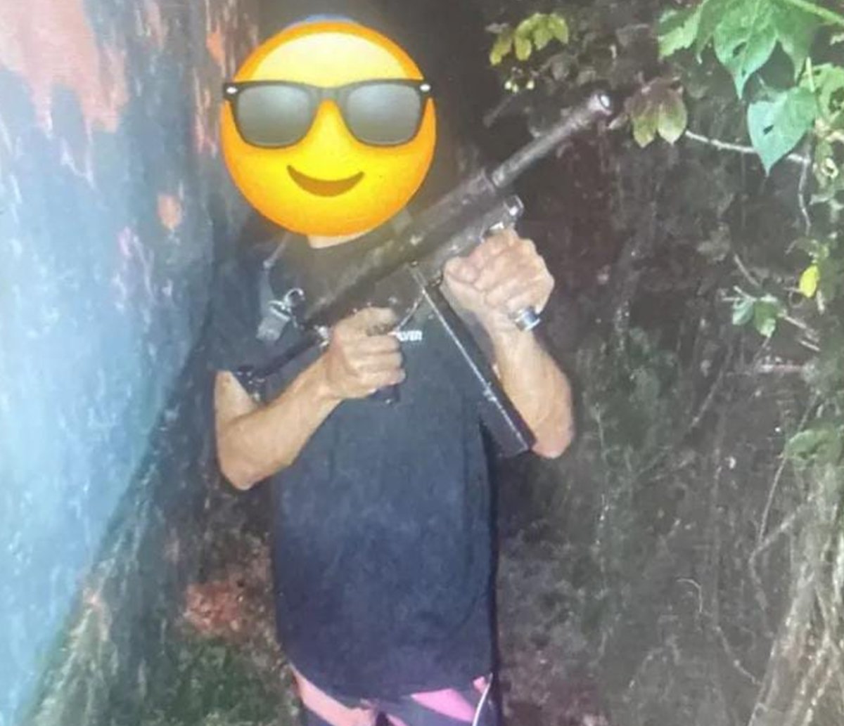 Homem que tinha submetralhadora "ostenta" arma na rede social e é preso na Bahia  