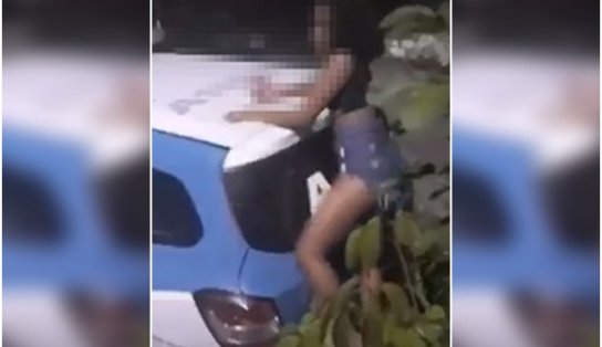 Sambando na cara: mulher rebola em viatura da Polícia Civil na porta de delegacia em Salvador e exalta BDM; assista