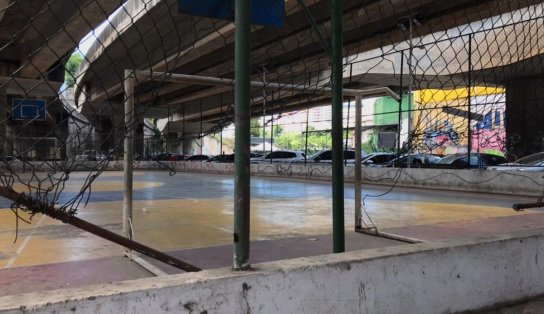 Sem nome e sem manutenção: praça na Baixa de Quintas tem brinquedos quebrados e estrutura abandonada