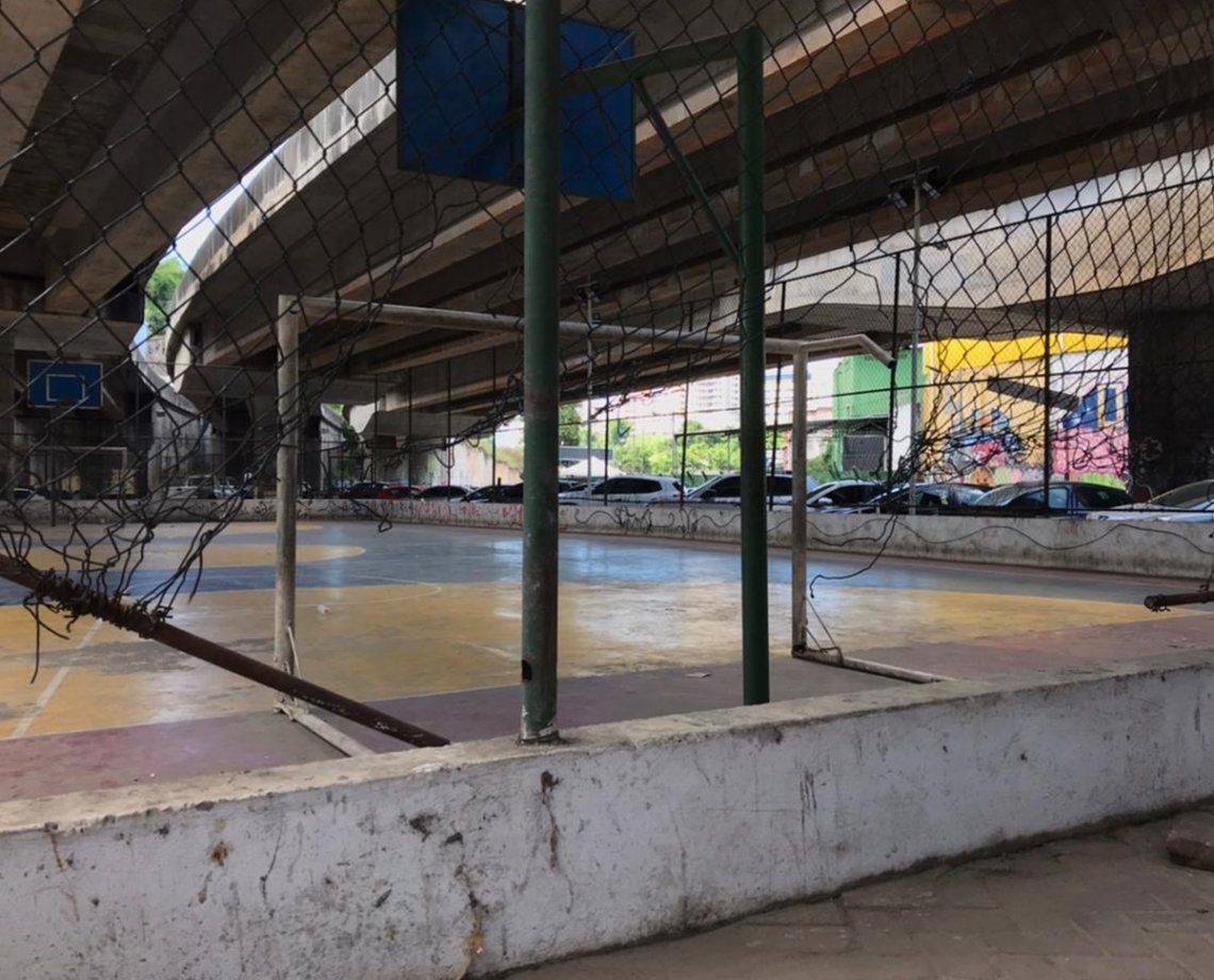 Sem nome e sem manutenção: praça na Baixa de Quintas tem brinquedos quebrados e estrutura abandonada