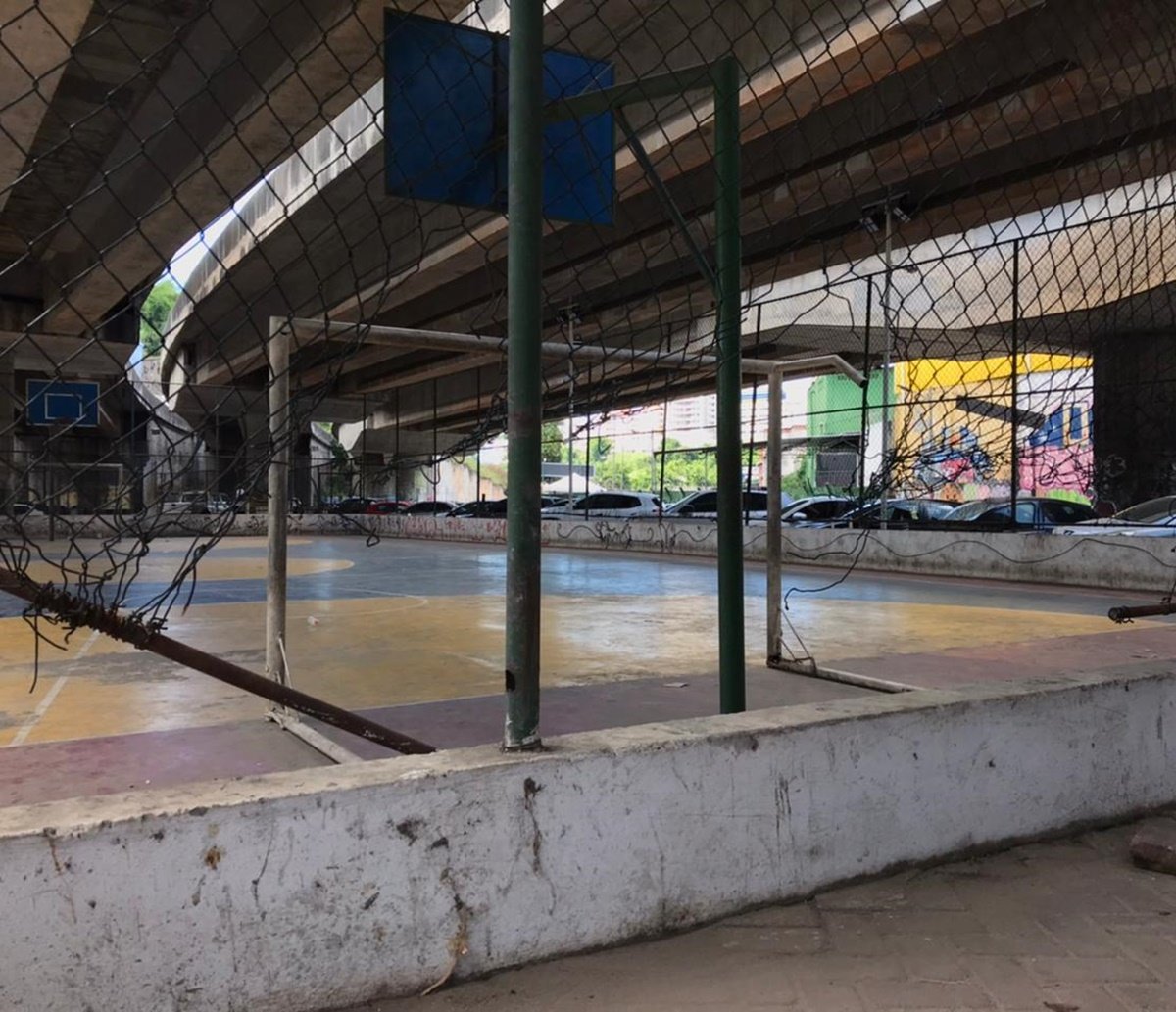 Sem nome e sem manutenção: praça na Baixa de Quintas tem brinquedos quebrados e estrutura abandonada