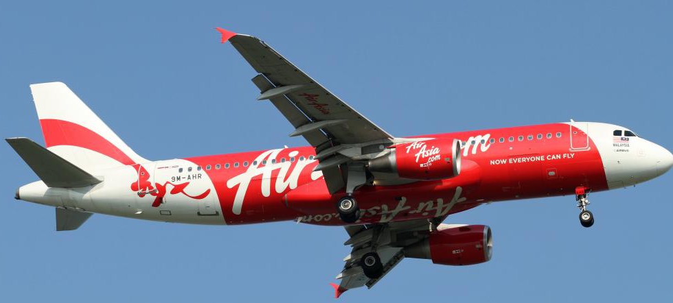 Buscas ao voo da AirAsia são retomadas; chefe de resgate cita fundo do mar