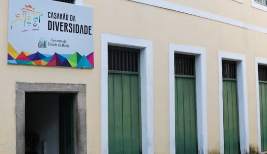 Feira de cidadania oferece serviços para população LGBTQIA+ no Casarão da Diversidade, em Salvador