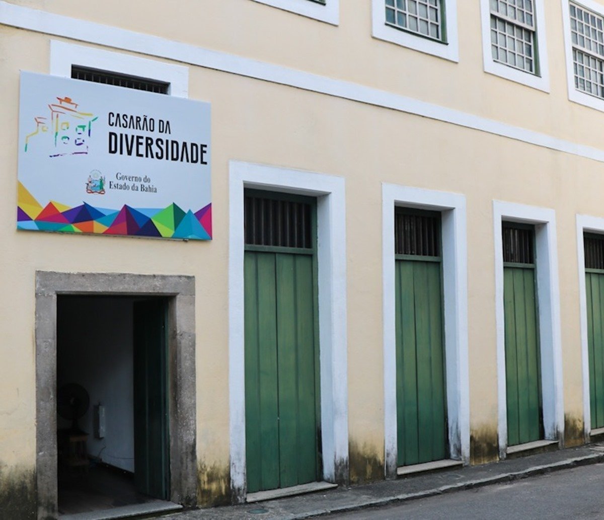 Feira de cidadania oferece serviços para população LGBTQIA+ no Casarão da Diversidade, em Salvador