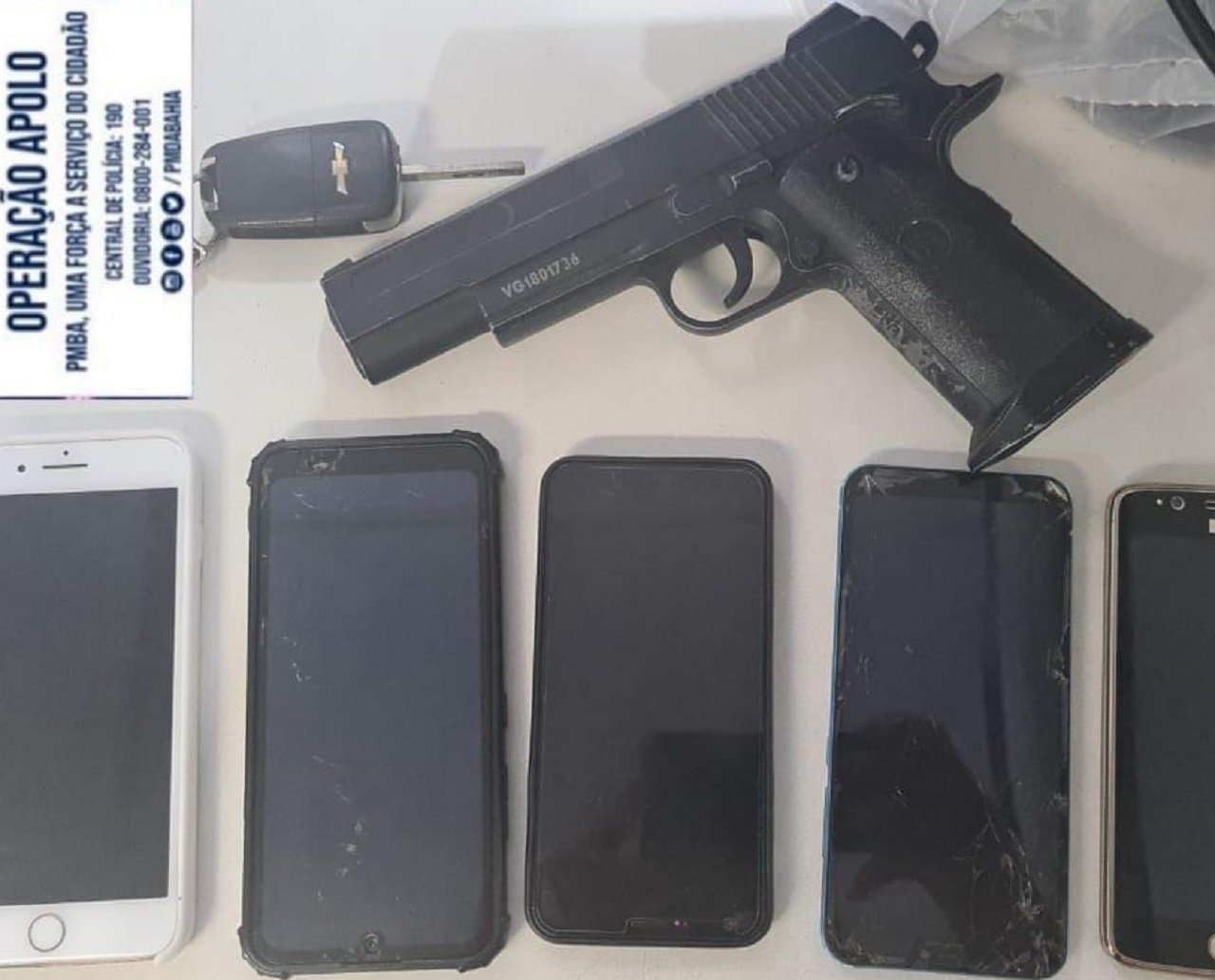 É brincadeira? Com arma falsa, trio é preso após roubar celulares em Itapuã 