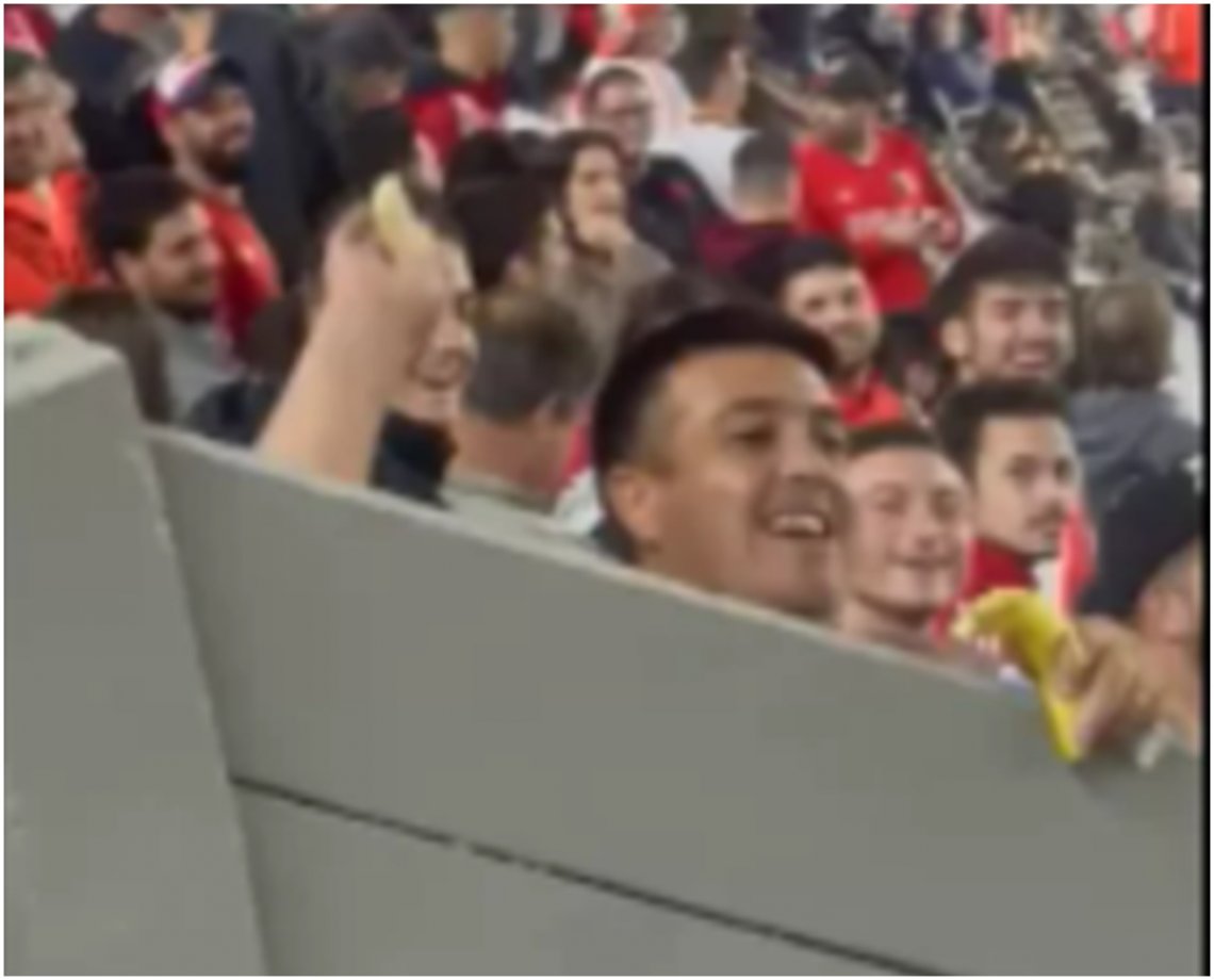 Racismo: durante jogo na Argentina, torcedor do River atira banana na torcida do Fortaleza; clube repudia ato