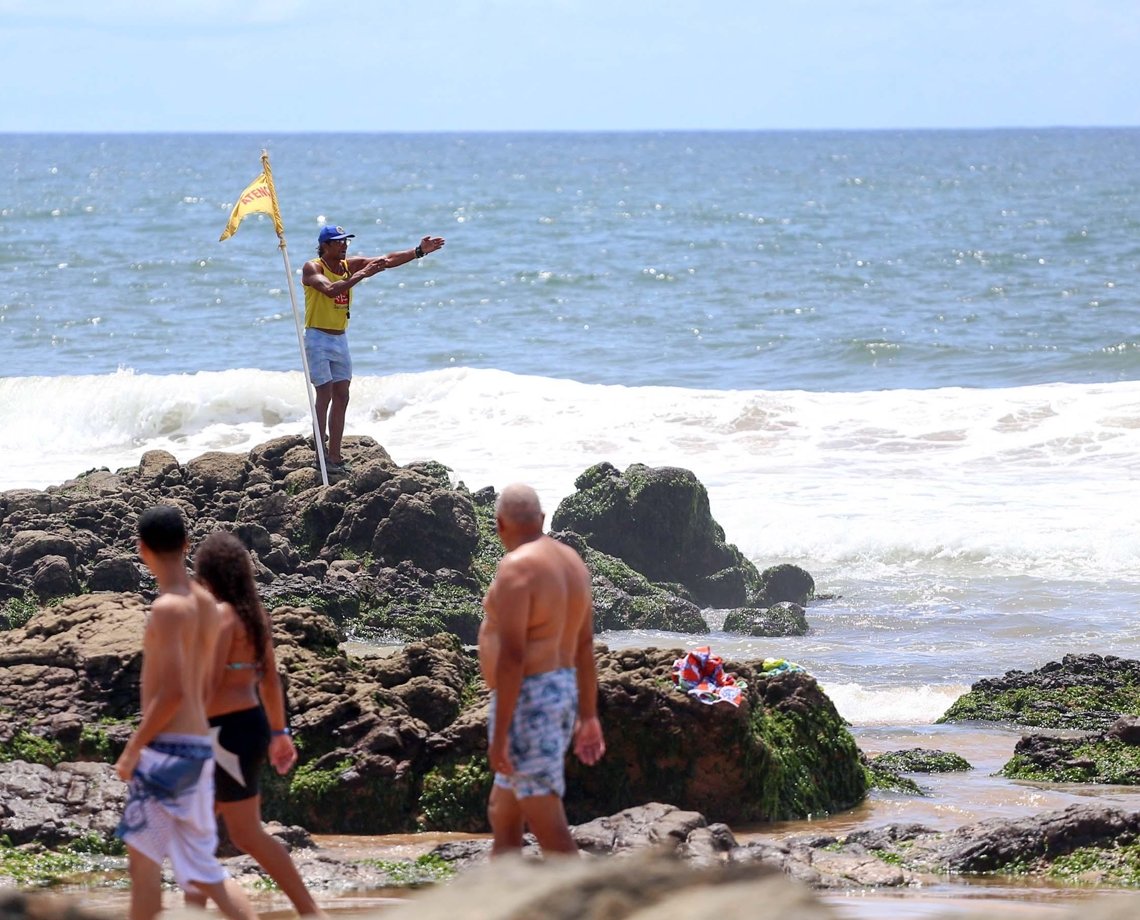 Vai passar o feriadão na praia? Veja dicas para um banho de mar seguro